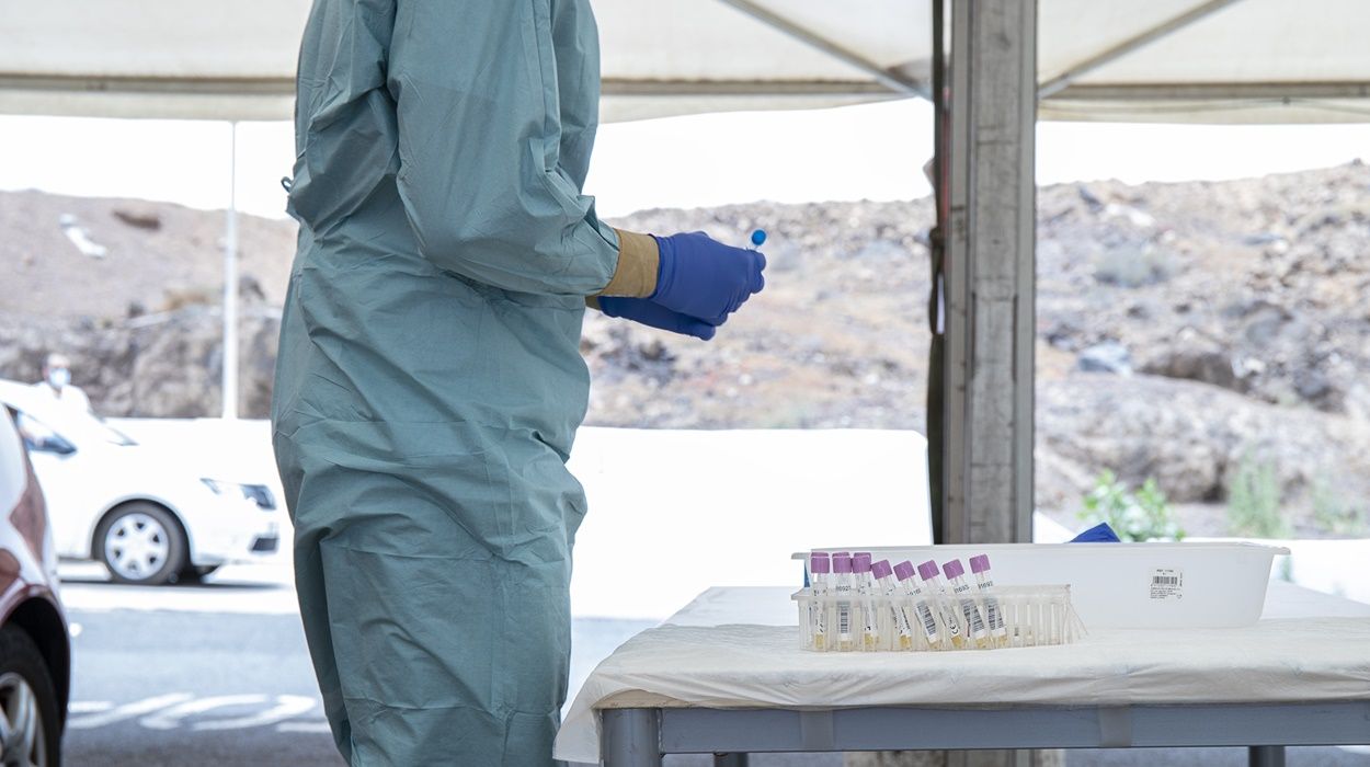 Recogida de muestras para PCR en el Auto Covid de Arrecife