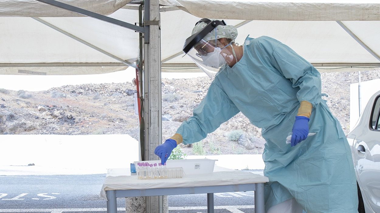 Una sanitaria colocando las muestras recogidas para PCR de Covid en Lanzarote