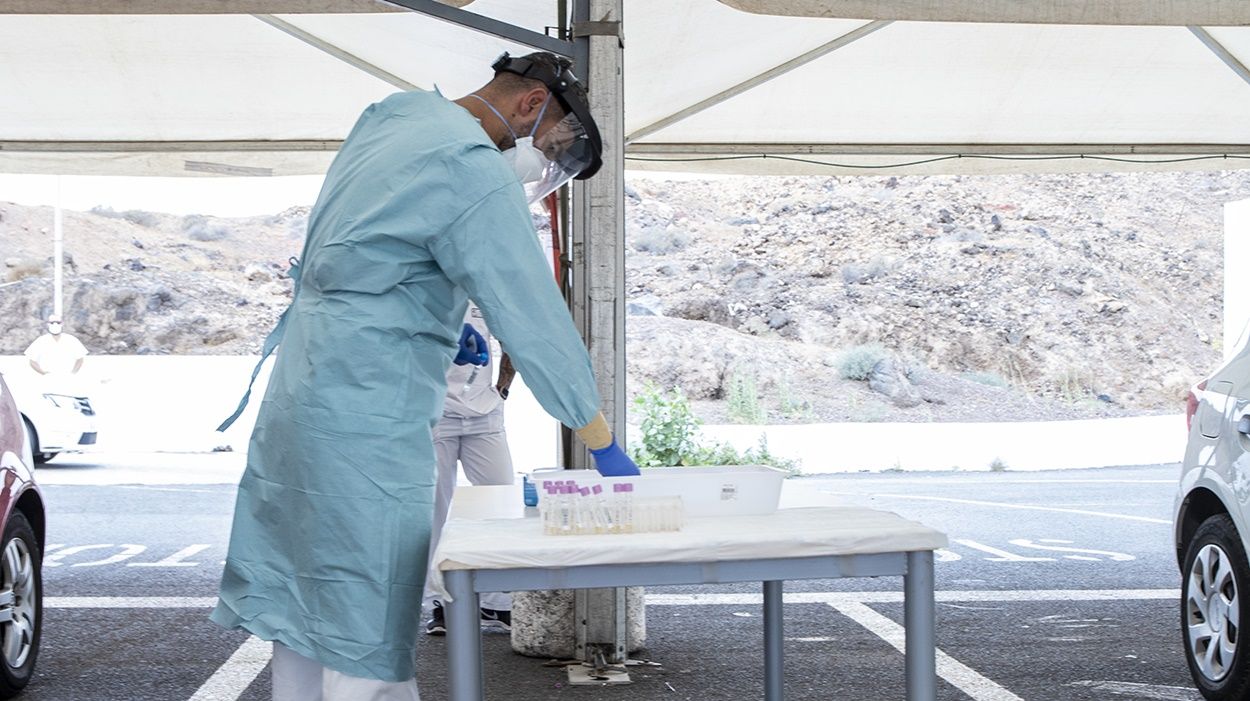 Un sanitario colocando las muestras de Covid recogidas en Lanzarote