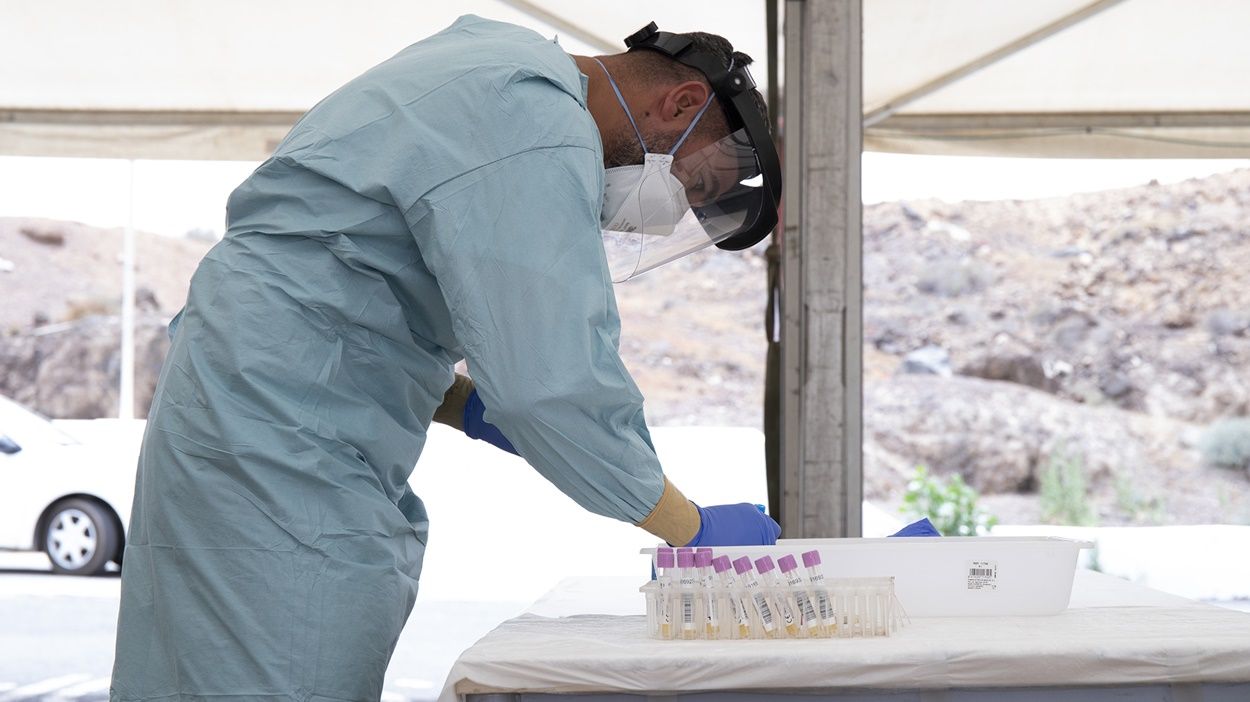 Un sanitario colocando las muestras recogidas para PCR de Covid en Lanzarote