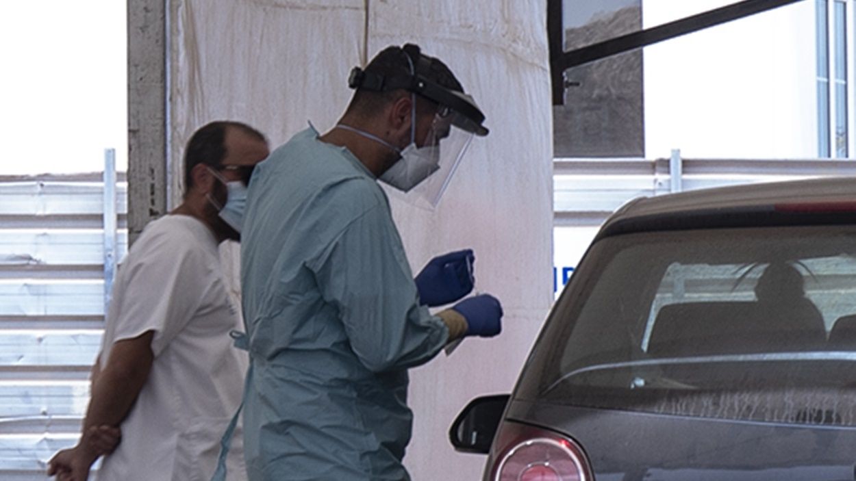 Sanitarios haciendo pruebas de coronavirus en Lanzarote