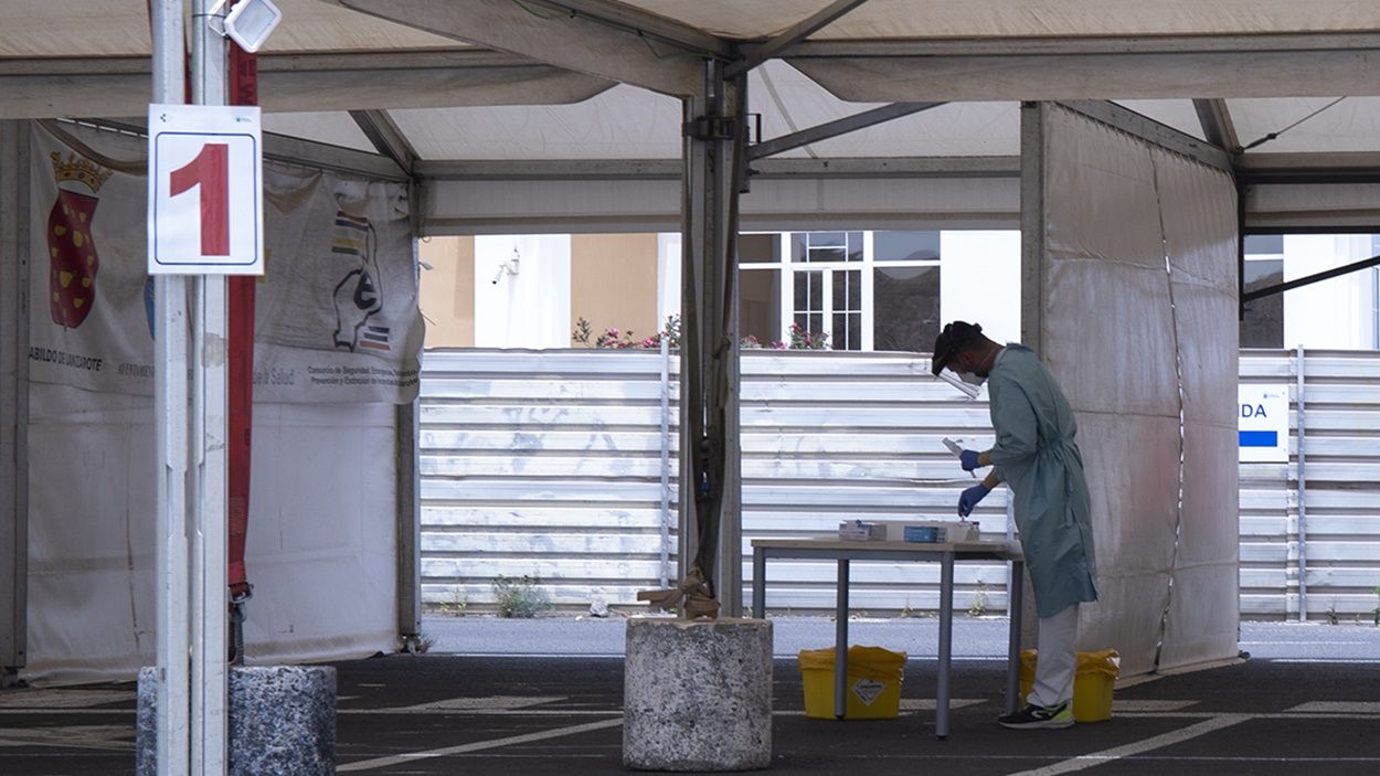 Un sanitario en el Auto Covid de Lanzarote 