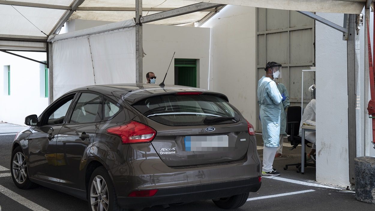 Sanitarios realizando pruebas de Covid 19 en Lanzarote 