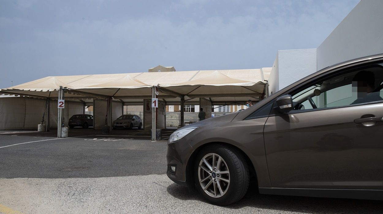 Vehículos entrando al Auto Covid de Lanzarote