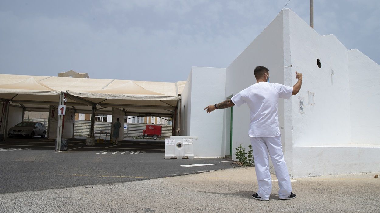 Un sanitario dando paso a los vehículos al Auto Covid de Lanzarote