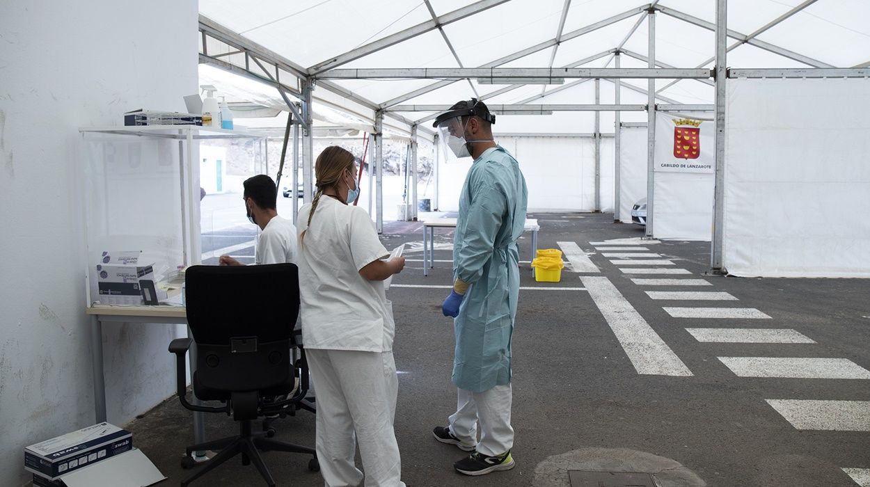 Sanitarios en el Auto Covid de Lanzarote