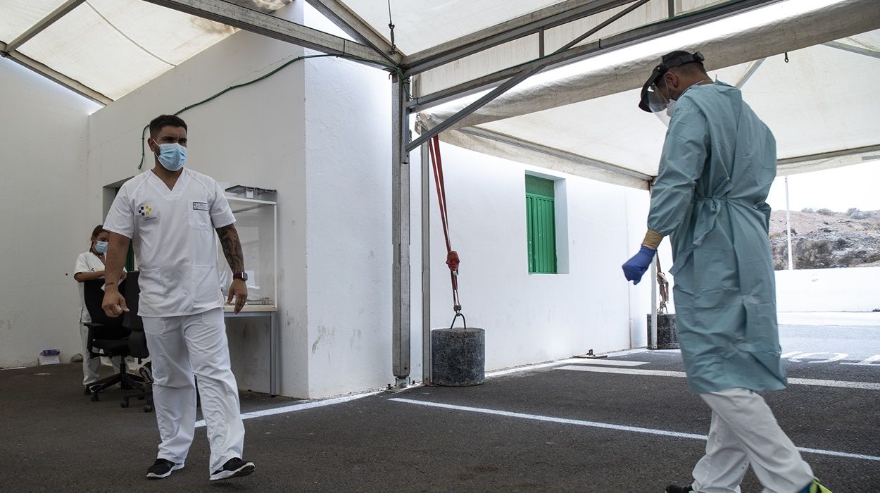 Sanitarios en el Auto Covid de Lanzarote