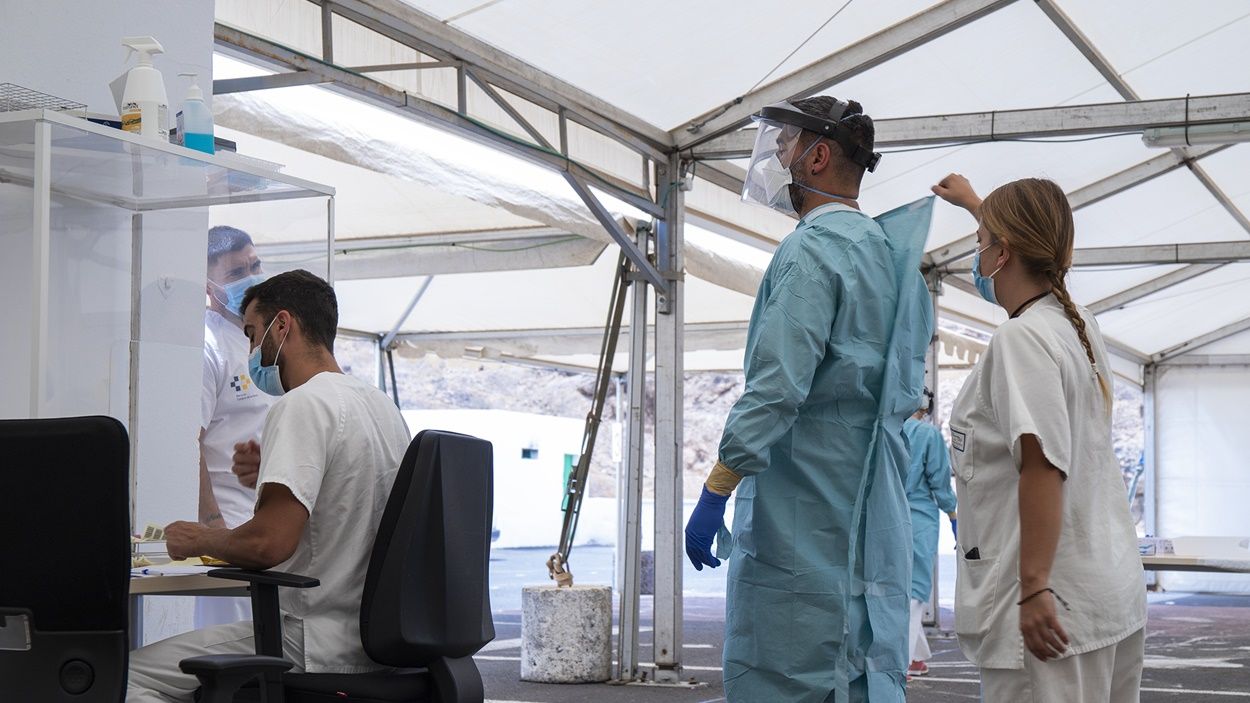 Una sanitaria del equipo Covid de Lanzarote ayudando a un compañero a quitarse el EPI