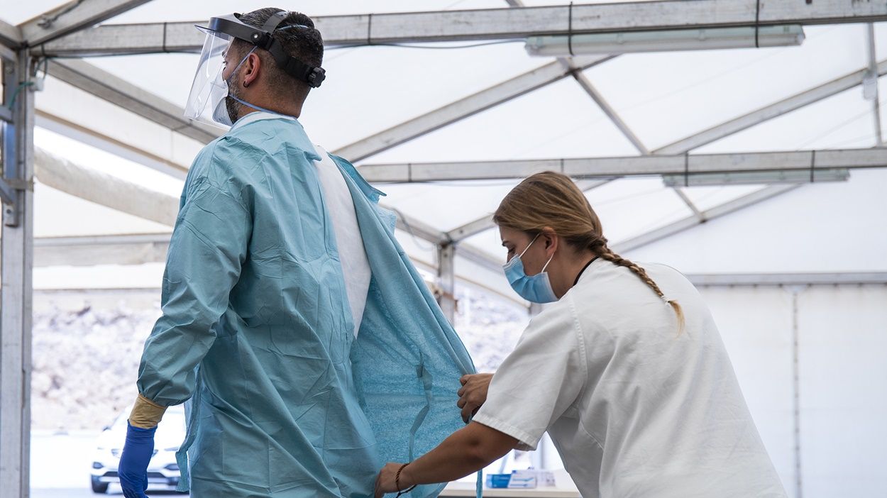 Una sanitaria del equipo Covid de Lanzarote ayudando a un compañero a quitarse el EPI