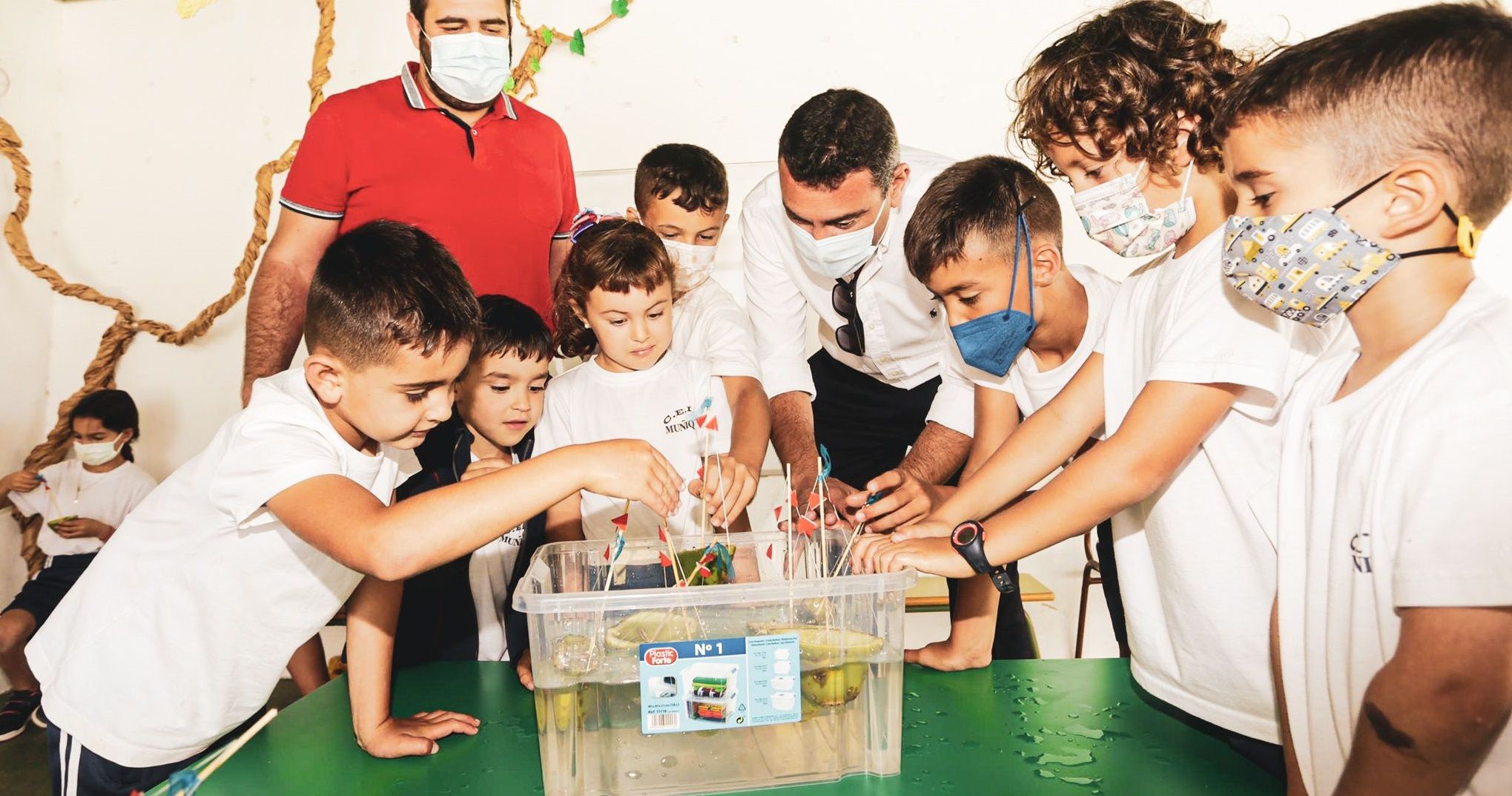 Niños del colegio de Muñique, durante la visita del alcalde a uno de los talleres