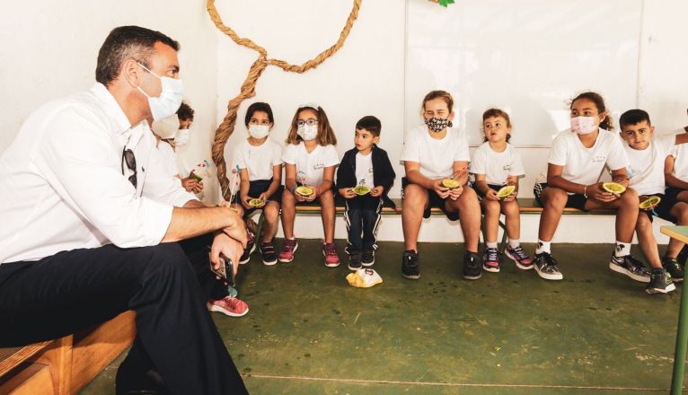 The mayor of Teguise, at the Muñique school