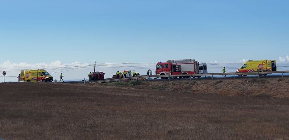 Colisión entre dos vehículos en la salida de Tinajo