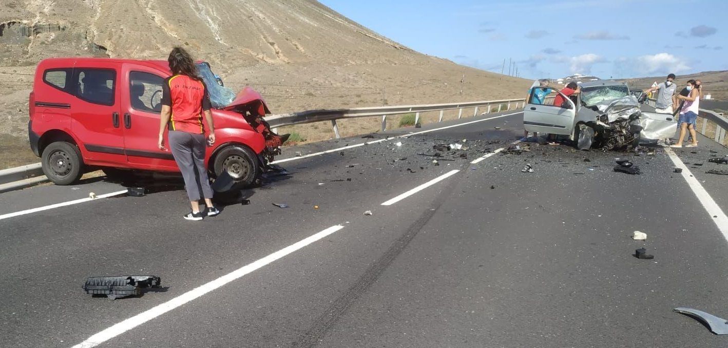 Colisión frontal de dos vehículos en el municipio de Tinajo