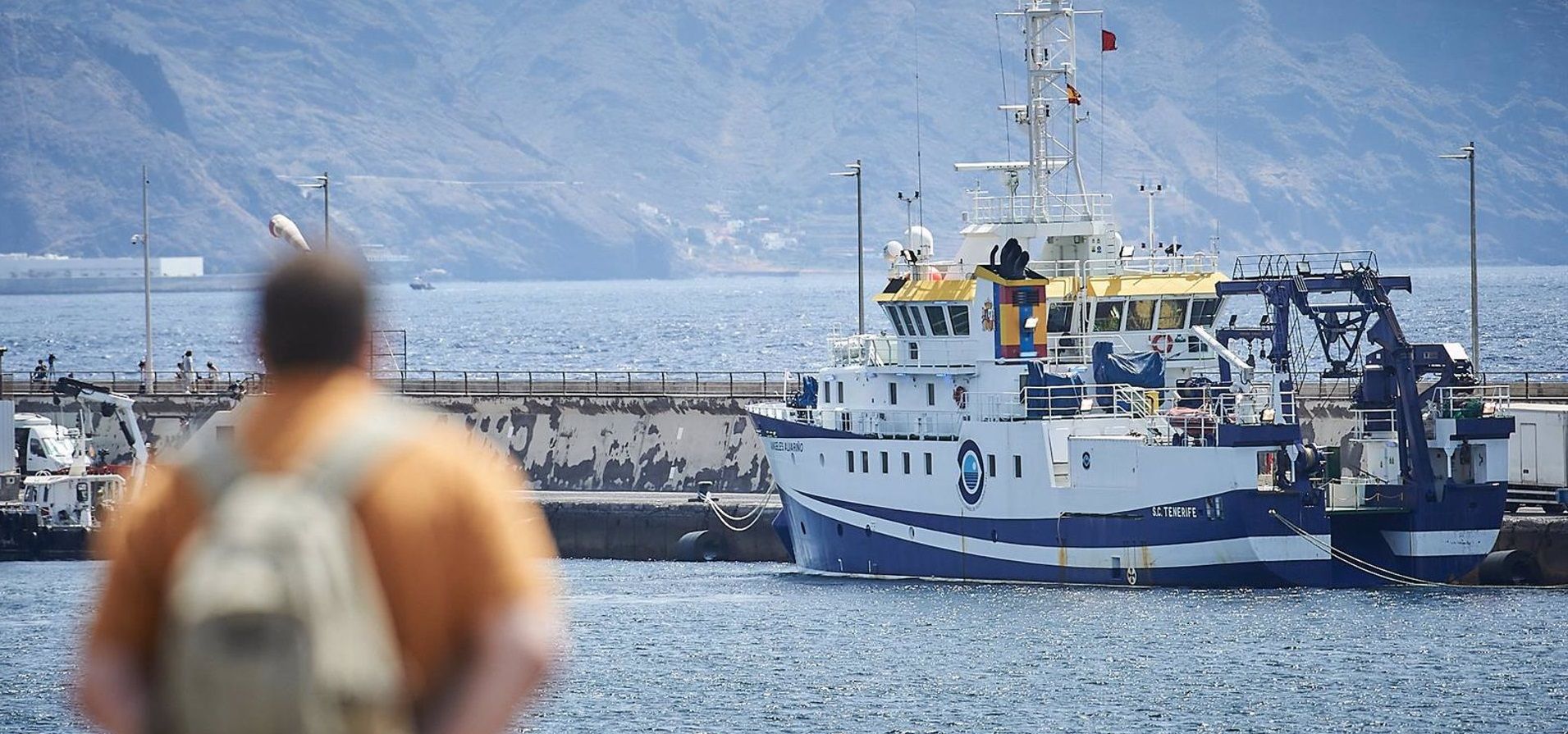 El buque Ángeles Alvariño en el puerto de Tenerife