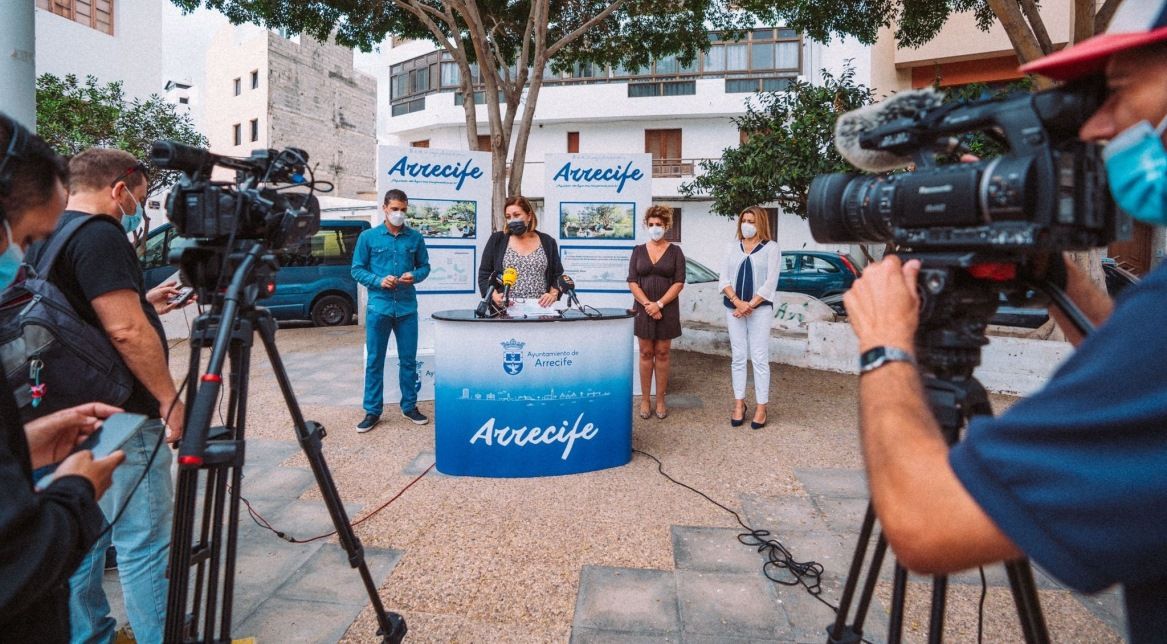 La alcaldesa Astrid Pérez presenta la transformación urbana de la Plaza Pedro Alcántara, ante los medios en la misma plaza