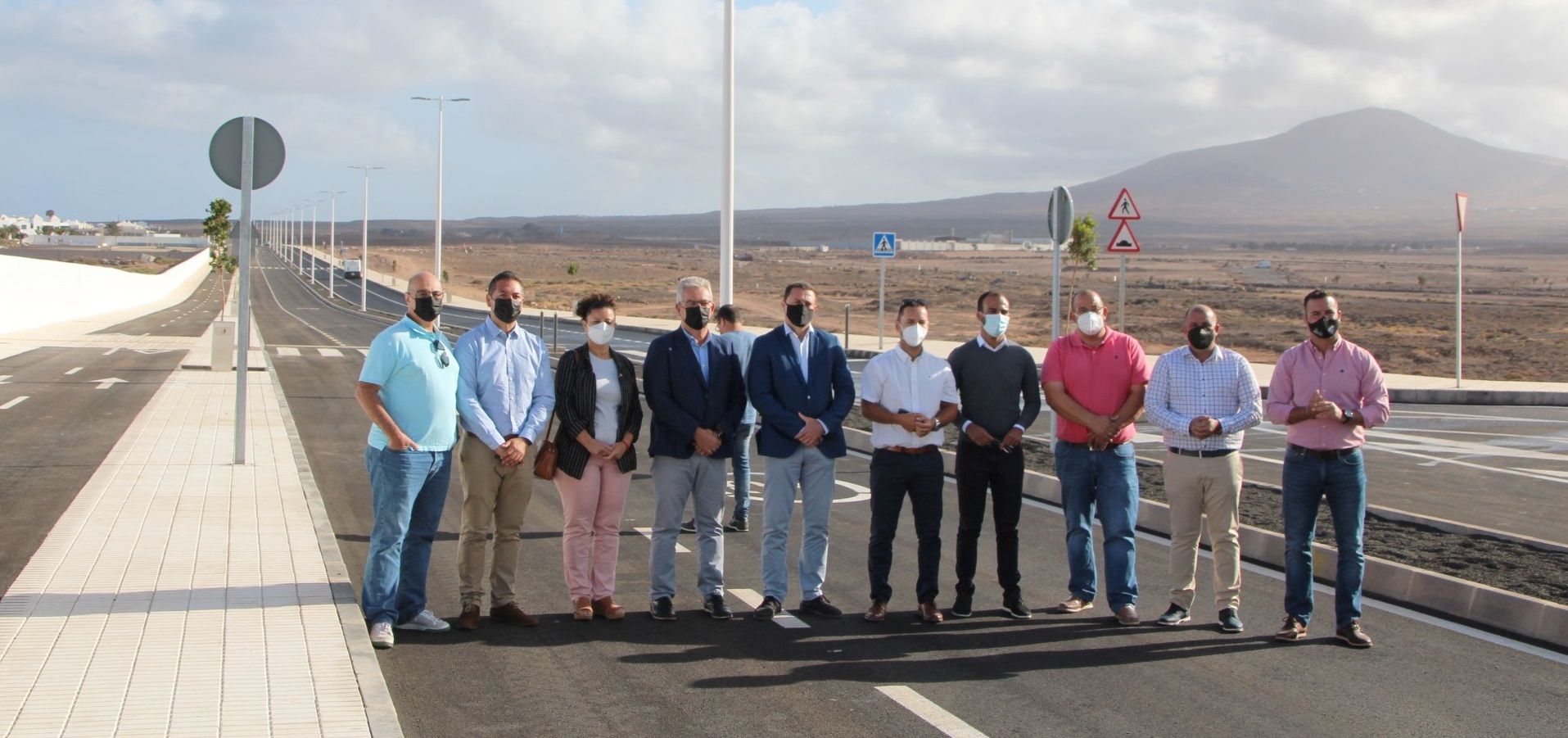 El grupo de gobierno de Yaiza, en el nuevo vial abierto al tráfico en Playa Blanca
