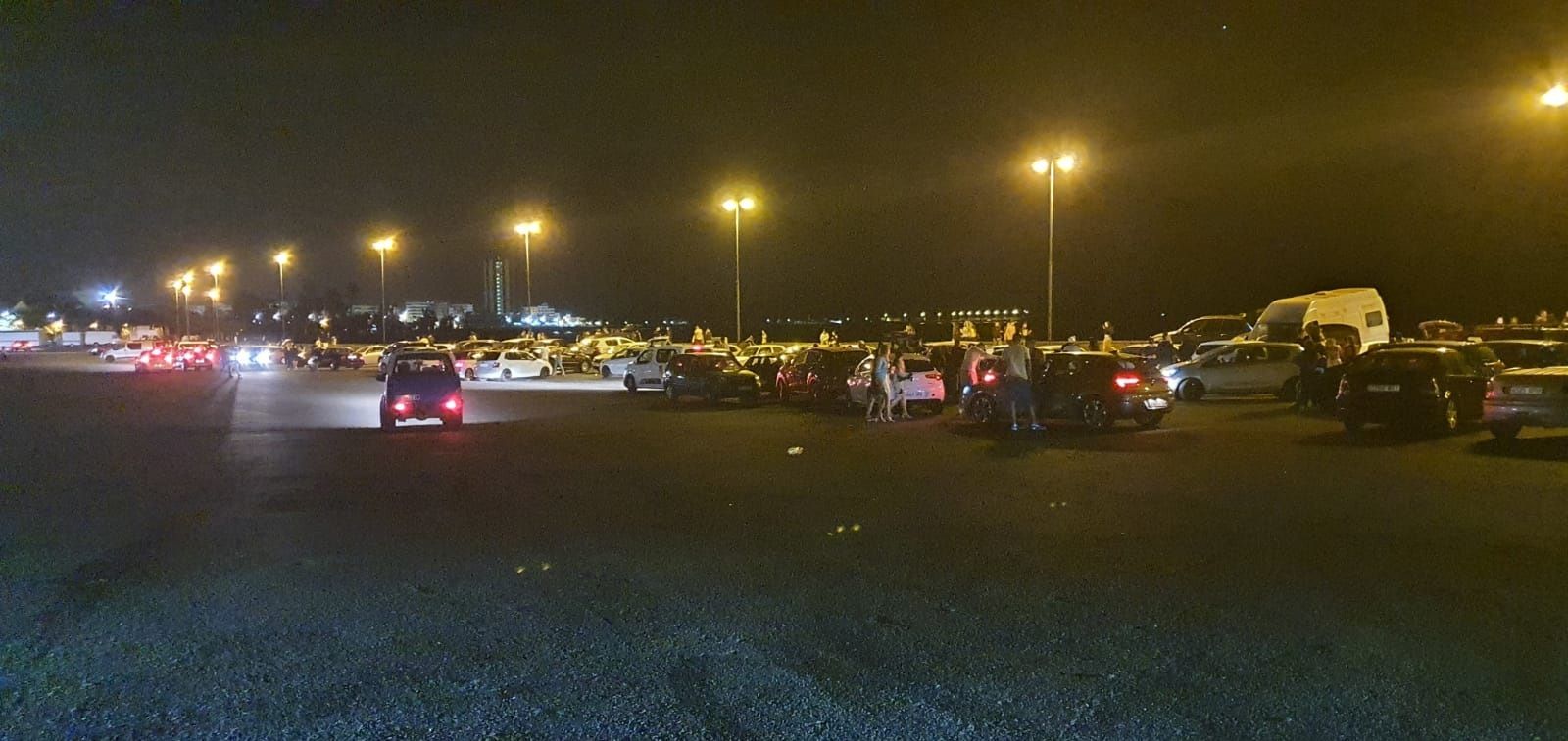 Decenas de jóvenes de botellón en la explanada del Recinto Ferial de Arrecife
