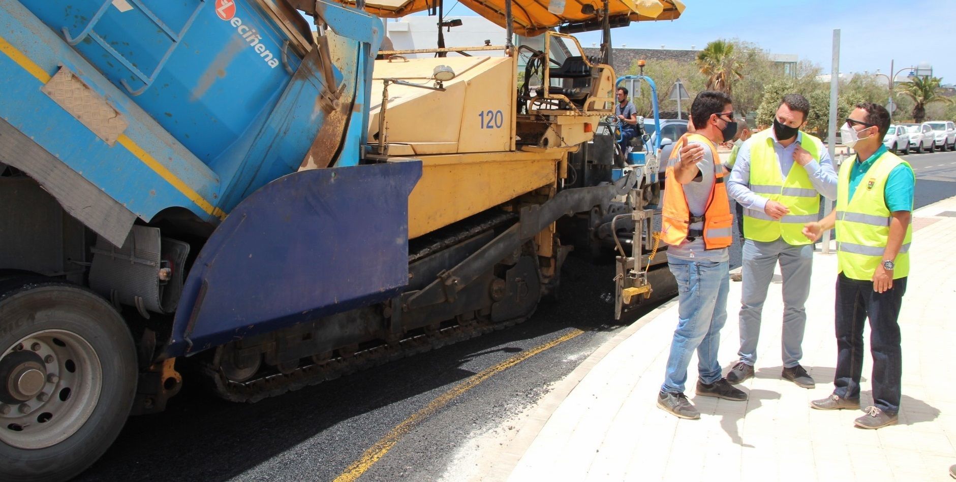 El alcalde de Yaiza, Óscar Noda, y el concejal de Obras Jonatan Lemes