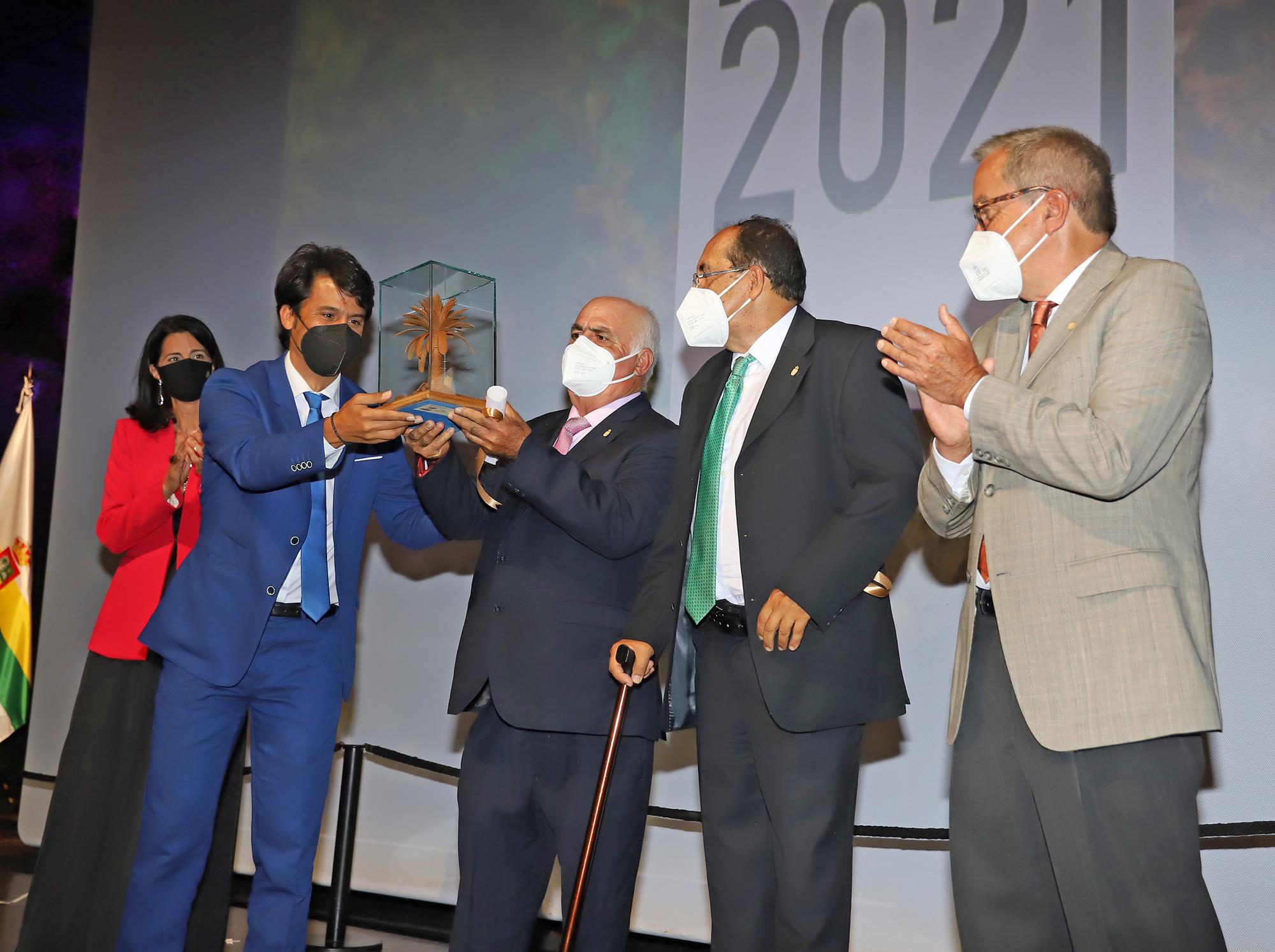 Haría entrega los premios 2021
