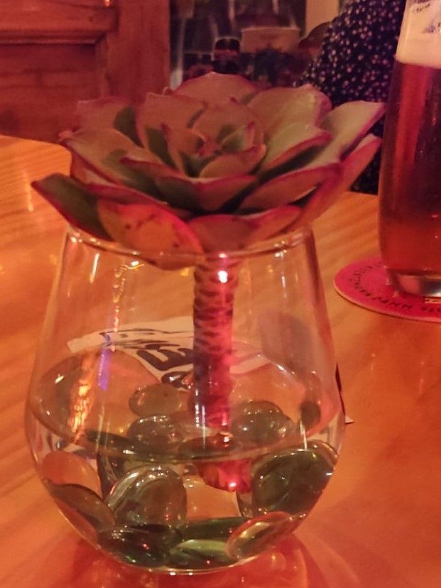 Bejeque de malpaís decorando una mesa de un restaurante en Puerto del Carmen