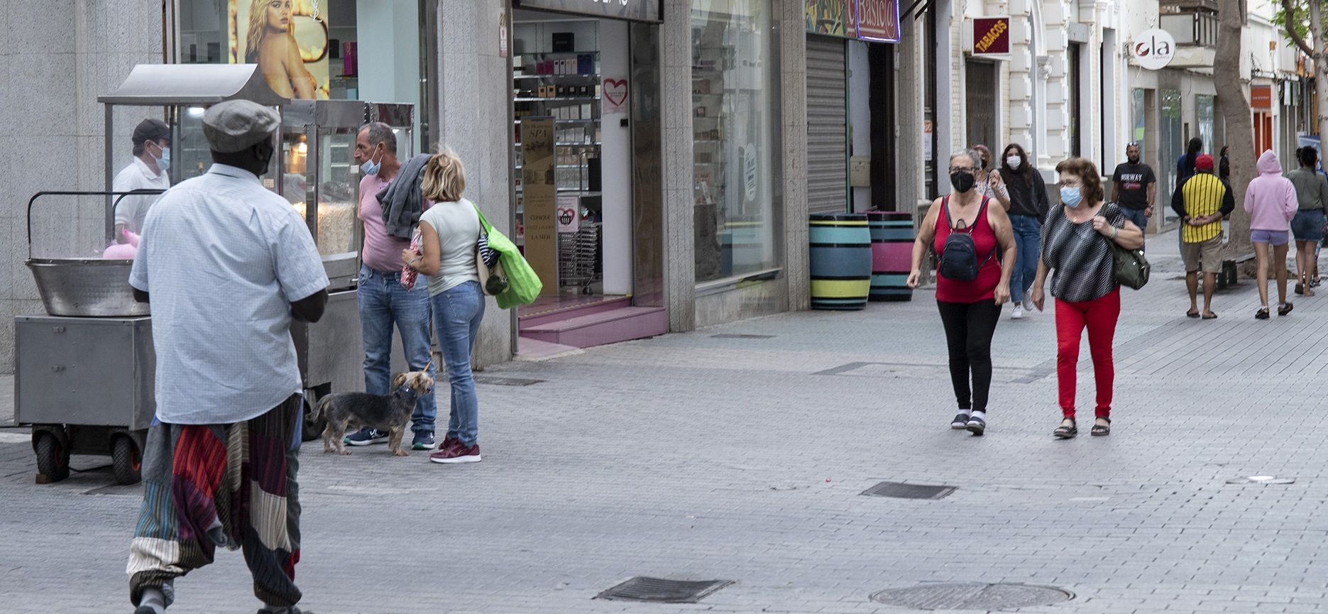 Personas con mascarilla en Arrecife durante la crisis de la Covid 19