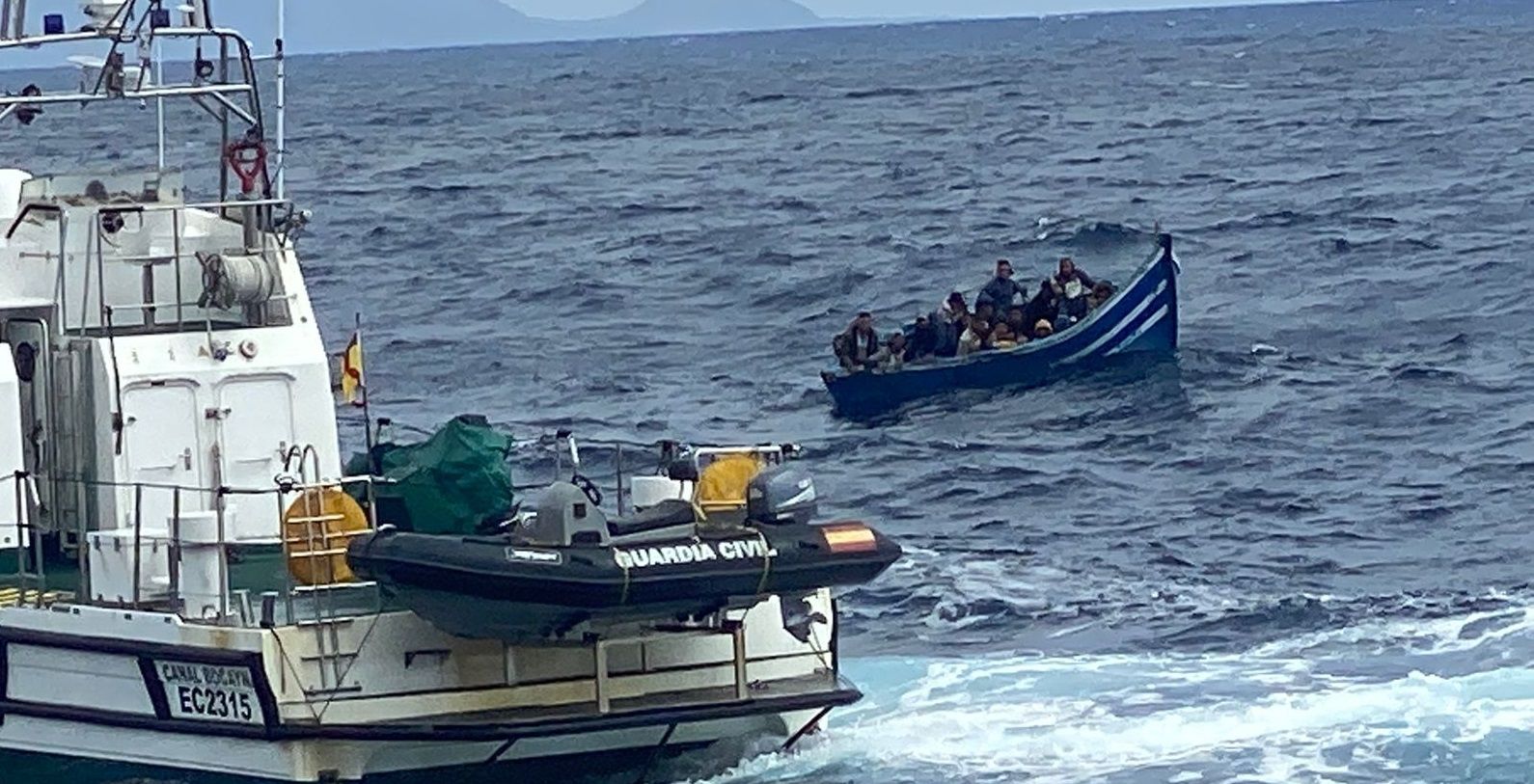 Patera interceptada en el mar por la Guardia Civil