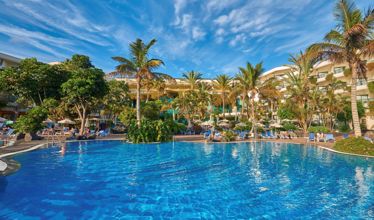 Zona piscina del Hotel Natura Palace en Playa Blanca