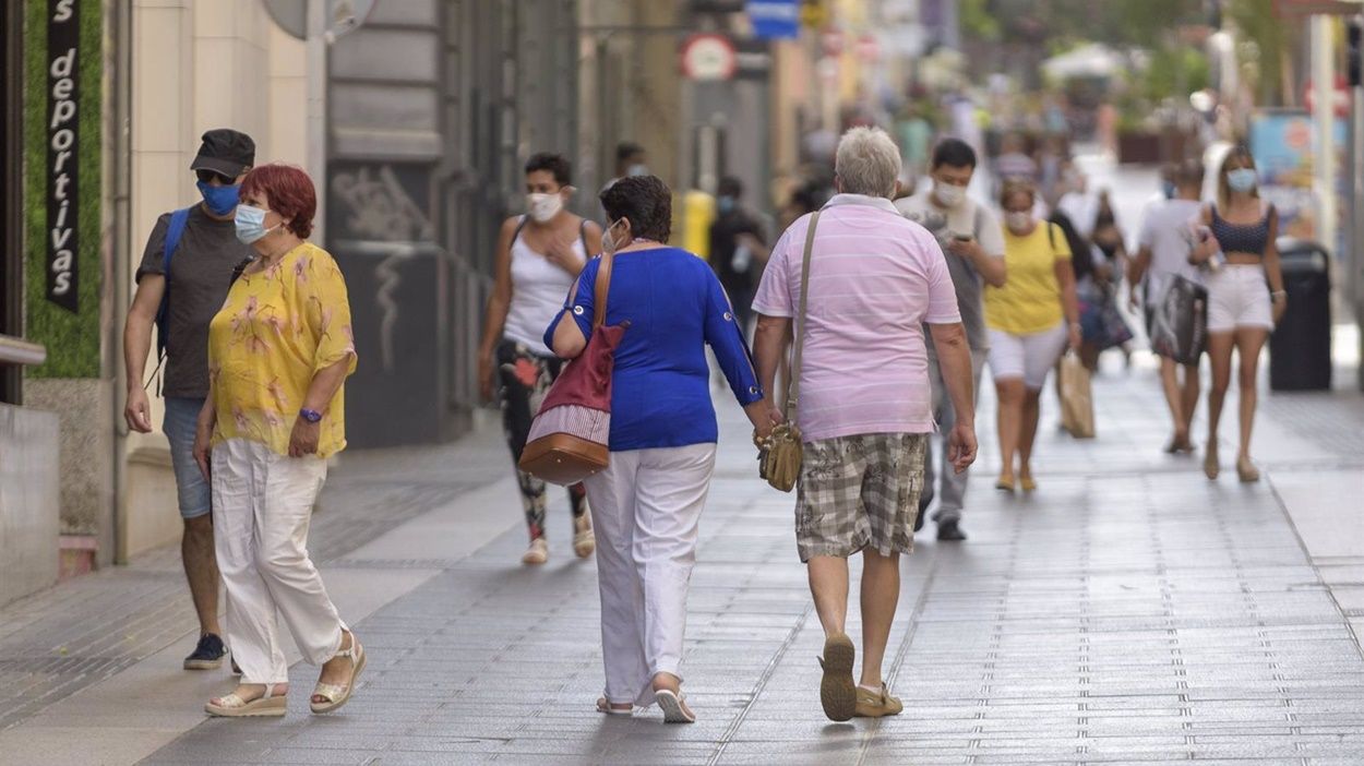 Personas con mascarilla paseando por la calle Castillo, en Santa Cruz de Tenerife. Foto: Europa Press
