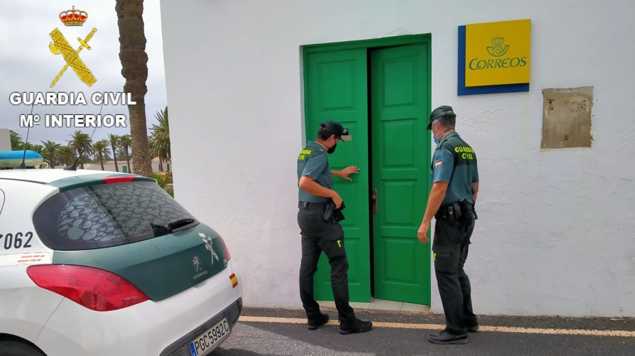 La Guardia Civil, en la oficina de Correos de Haría