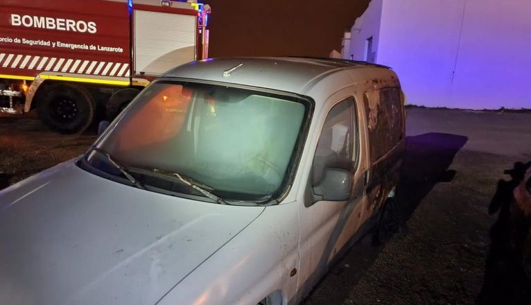 Uno de los vehículos solo se vio afectado en un lateral y en los bajos Uno de los vehículos solo se vio afectado en un lateral y en los bajos