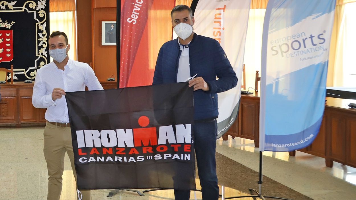 Francisco J. Aparicio, junto a Fabio Eligio Cabrera, en la presentación del Ironman