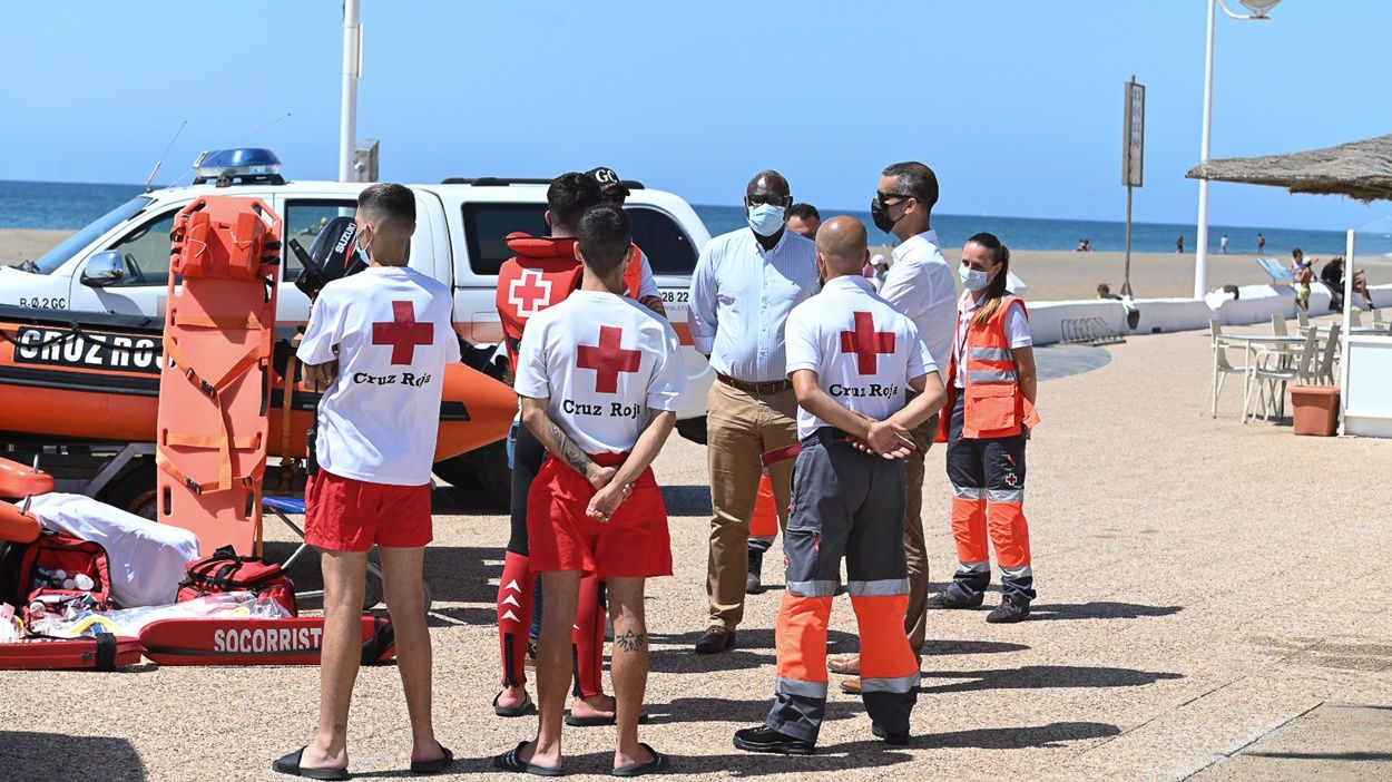 Personal del servicio de socorrismo de Playa Honda