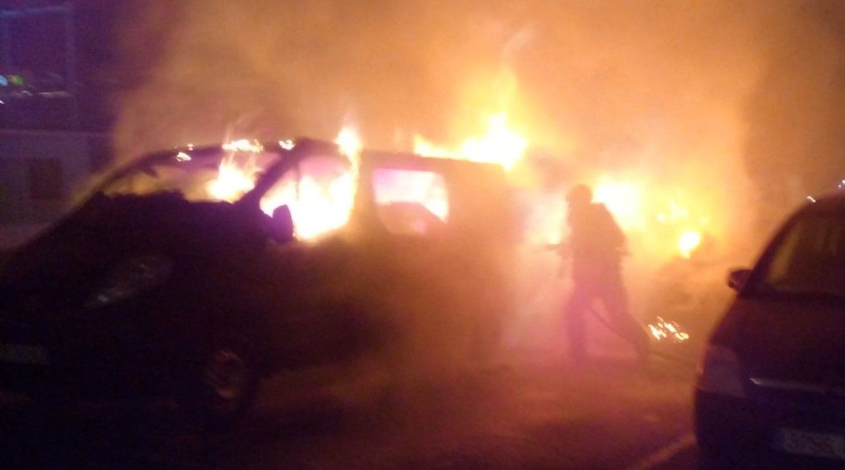 Incendio de vehículos en el puerto deportivo de Arrecife