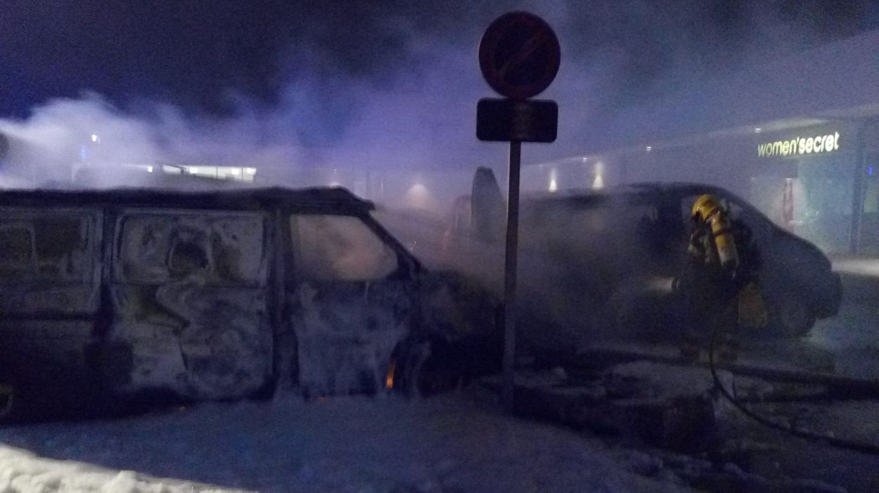 Vehículos incendiados en el puerto deportivo de Arrecife