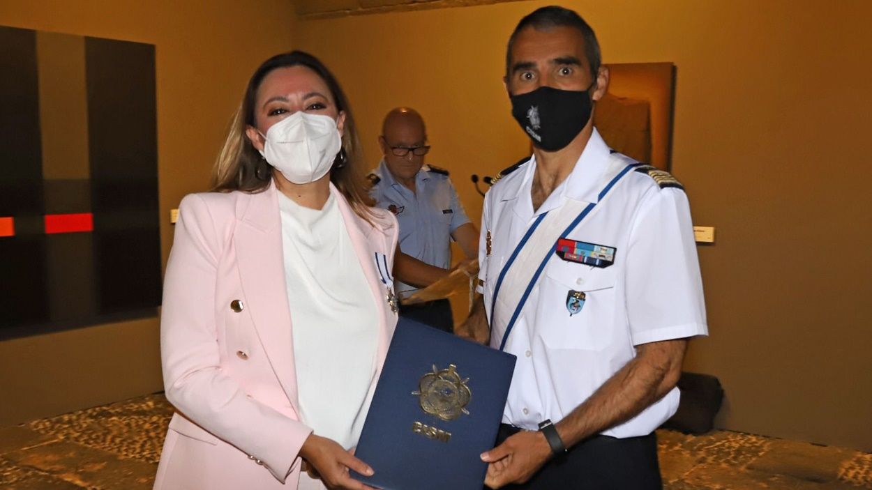 María Dolores Corujo, recibiendo el galardón del Consejo Internacional del Deporte Militar