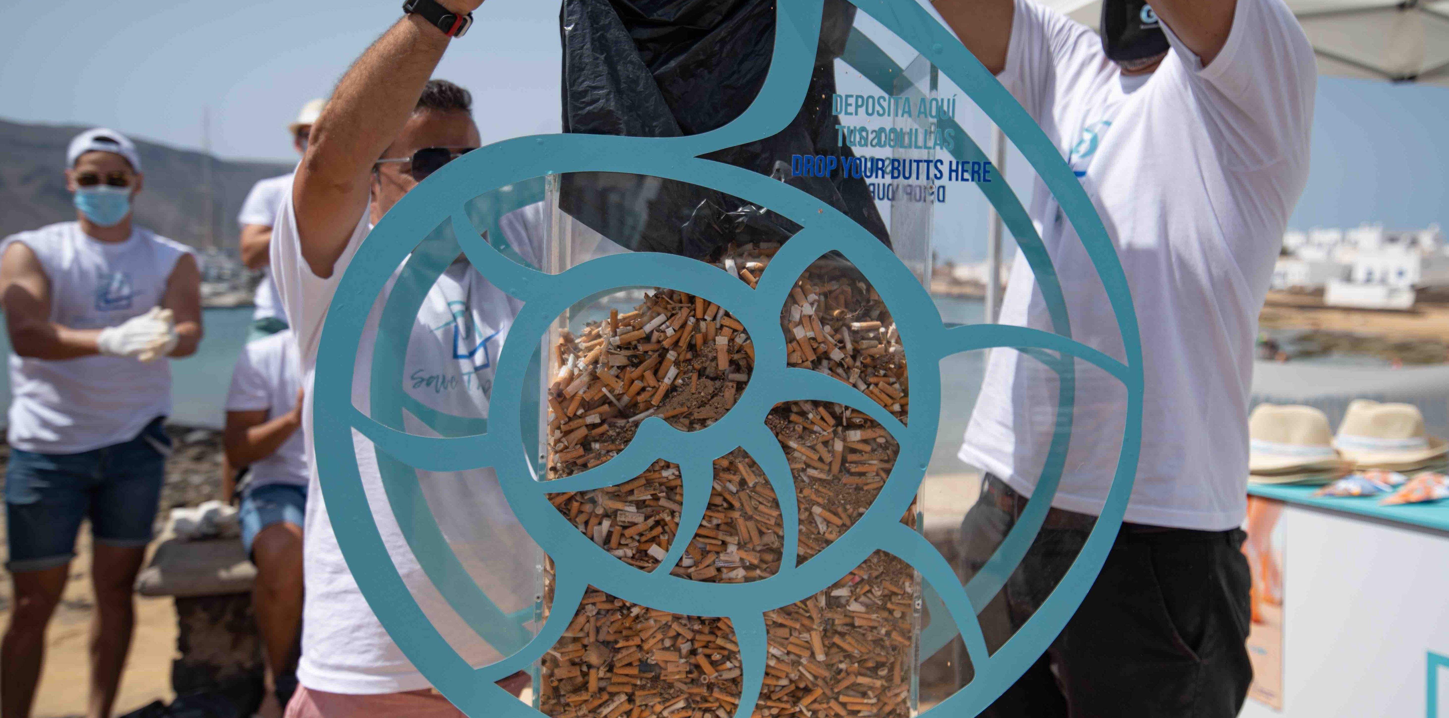 Voluntarios depositan las colillas recogidas en La Graciosa