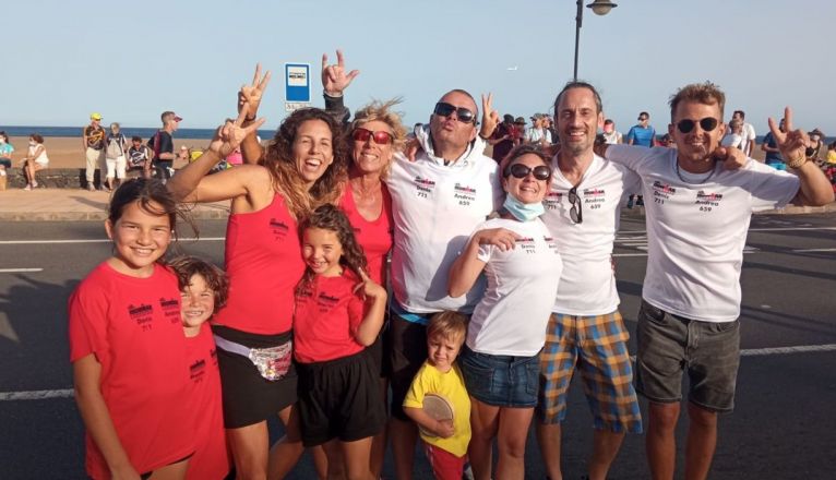 La pareja de Denis, junto a sus tres hijos y amigos, durante el Ironman