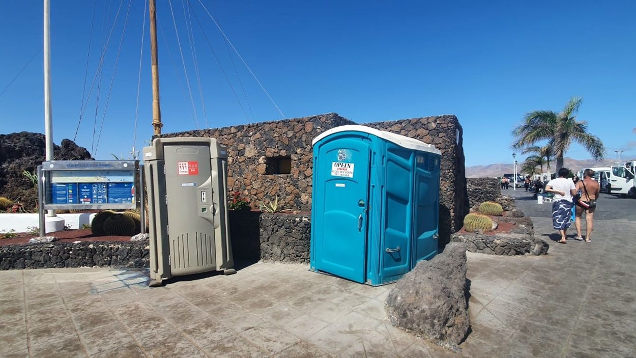 Baños químicos en Playa Chica