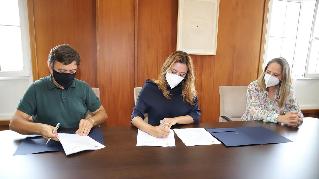 Firma del convenio del Cabildo con la Cámara de Comercio