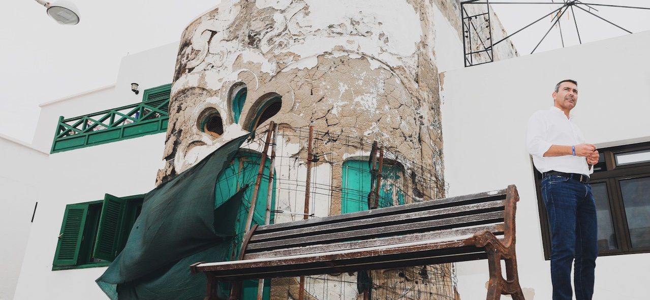 El alcalde de Teguise, junto a la casa de la Diócesis de Canarias en Famara