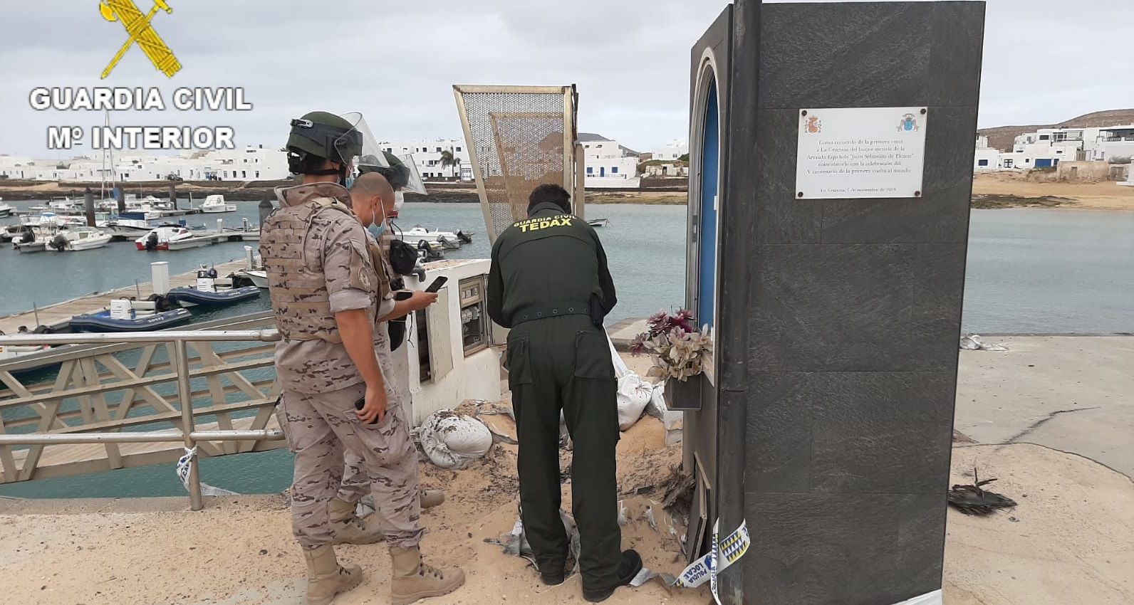 Bomb disposal experts of the Civil Guard in La Graciosa