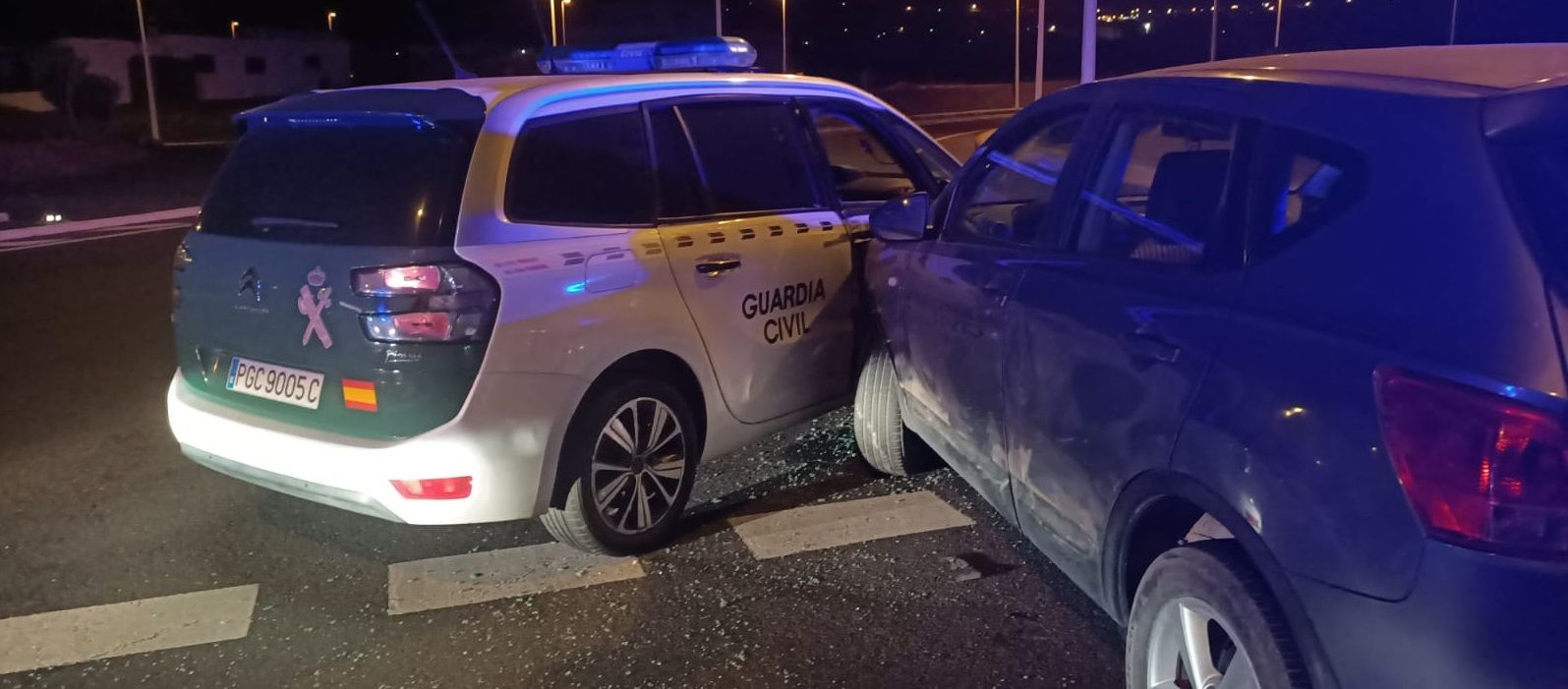El vehículo de la Guardia Civil embestido por un conductor