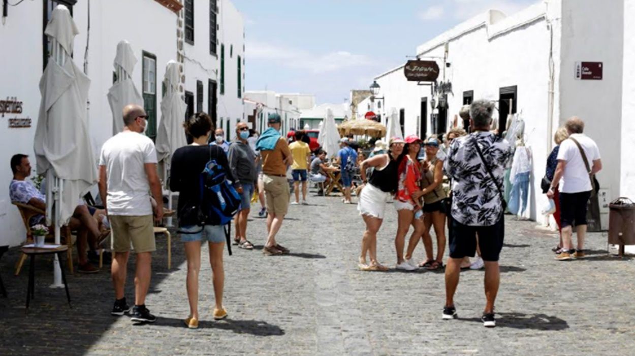 Turistas paseando por las calles de La Villa de Teguise