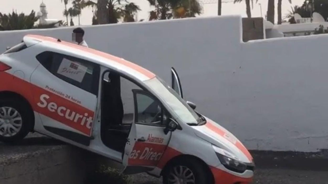 Un coche se cae por un desnivel de un aparcamiento de Puerto del Carmen