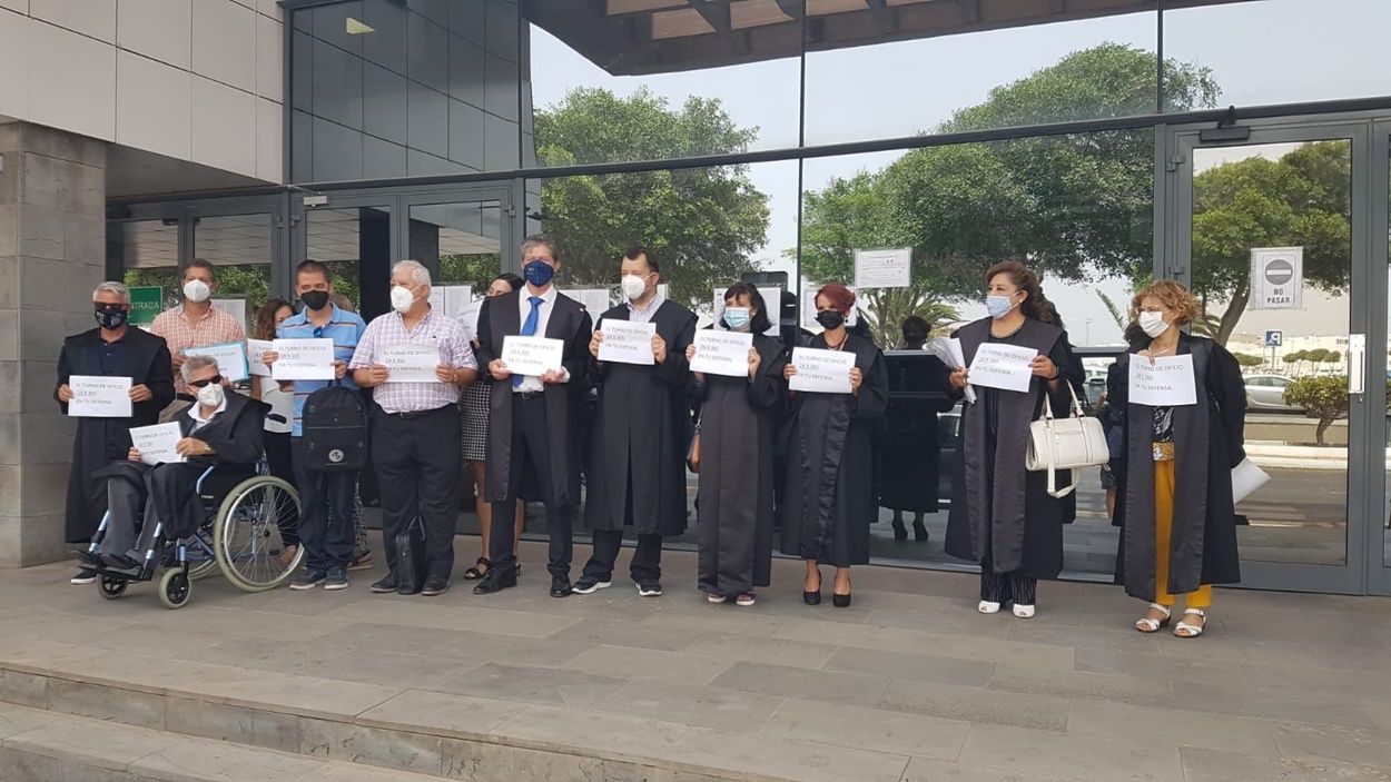 Concentración de abogados de Lanzarote en el Día de la Justicia Gratuita