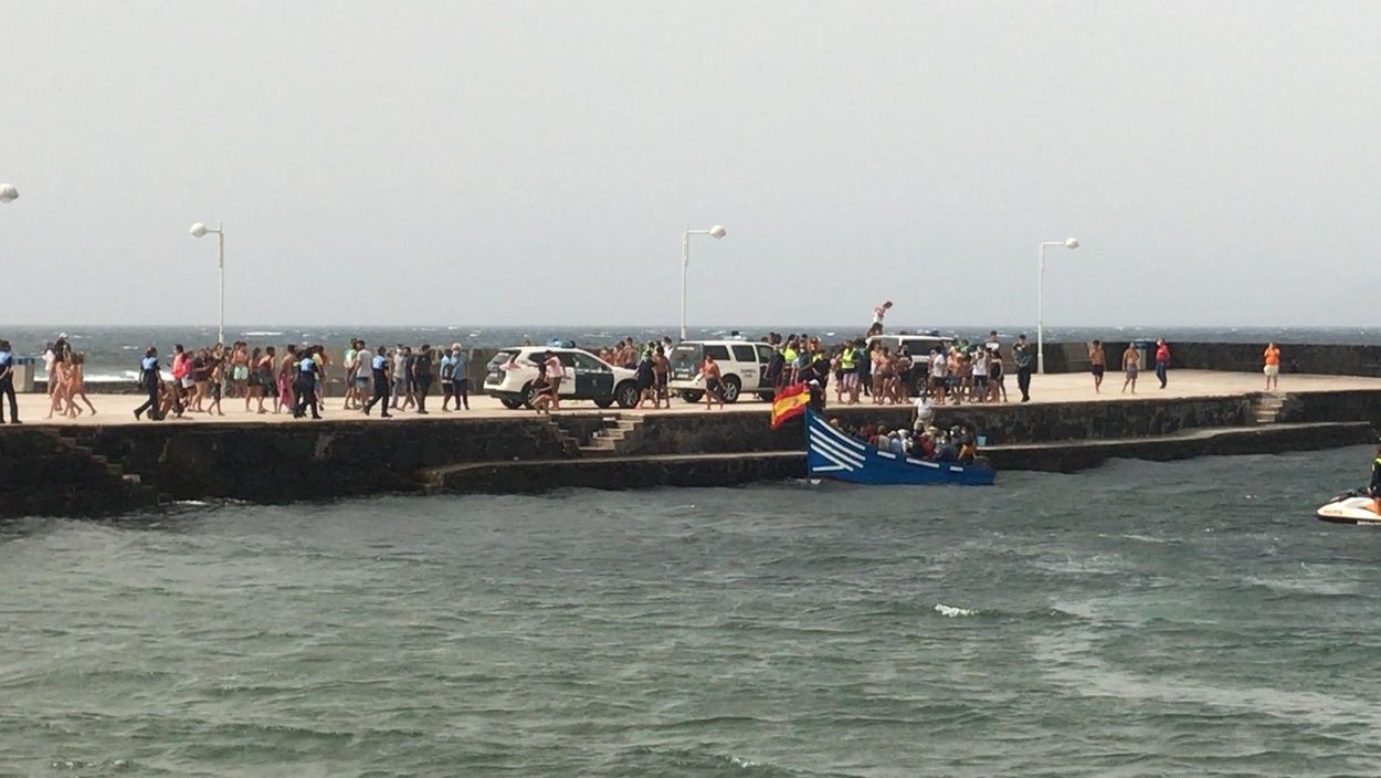 Patera llegada al muelle de Caleta de Famara