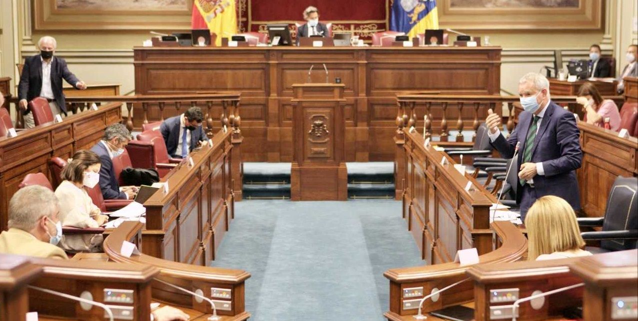El consejero de Obras Públicas, Sebastián Franquis, en el Parlamento de Canarias