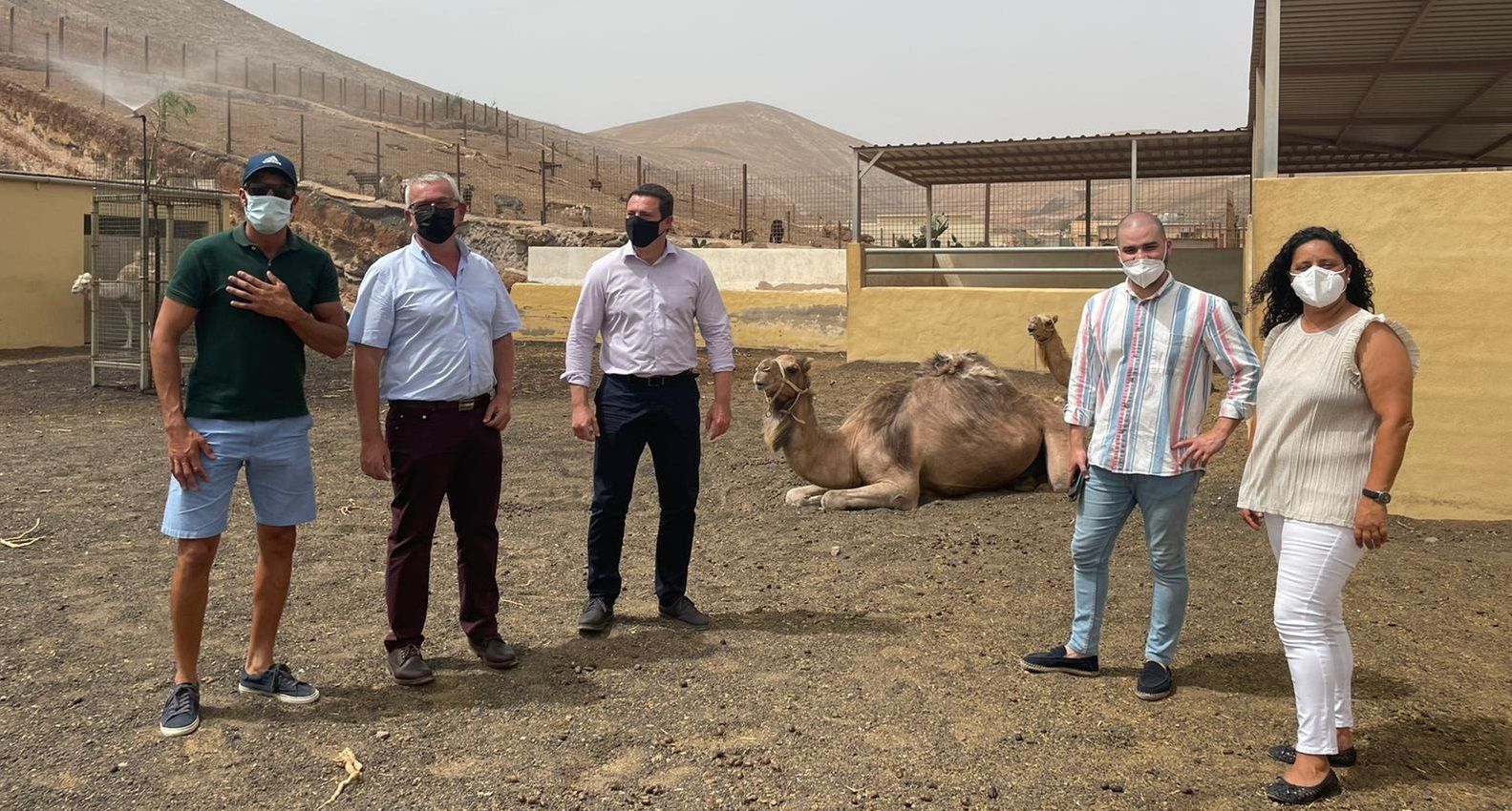 El parlamentario de CC Jesús Machín visita a camelleros junto al alcalde y el teniente de alcalde de Yaiza