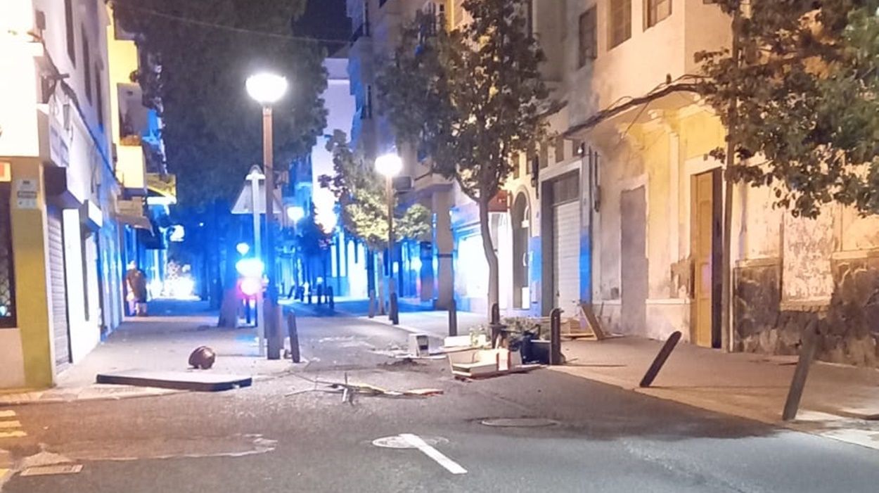 Enseres tirados en la calle Manolo Millares de Arrecife
