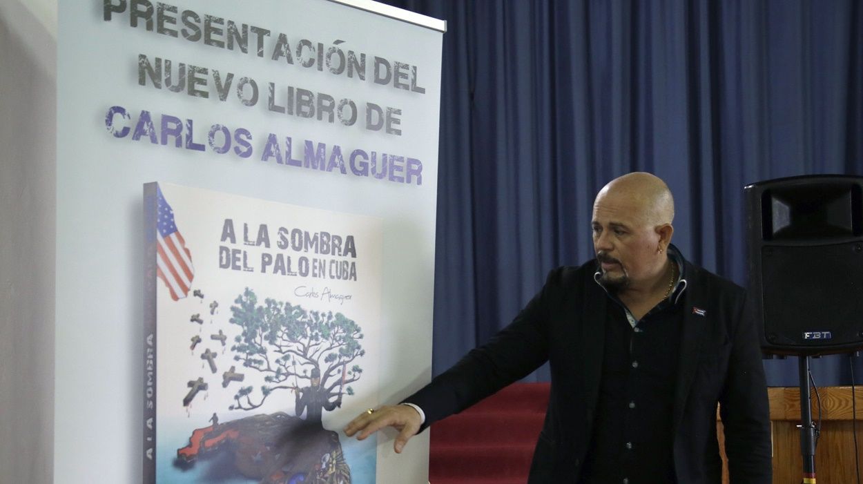 Carlos Almaguer, en la presentación de su libro en Teguise